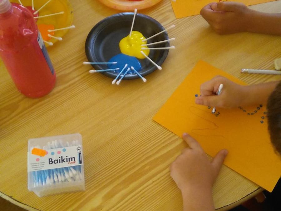 Fósiles y Puntillismo en el campamento de verano
